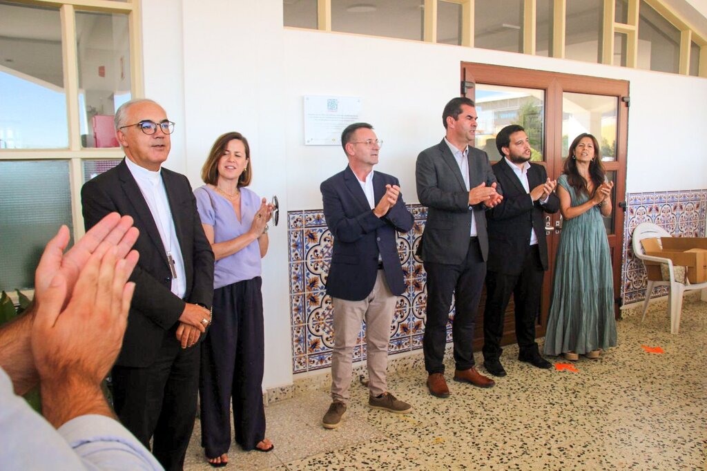 Entidades junto da placa de inauguração