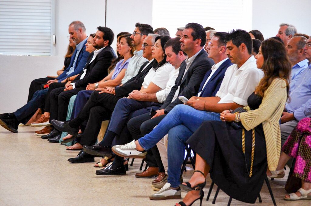 Fila de convidados no evento de aniversário e inauguração de equipamentos  respostas sociais novas