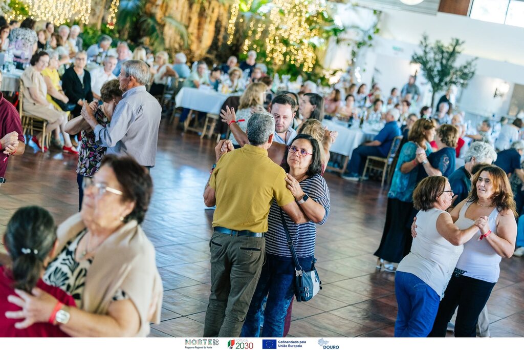 Pessoas a dançar nas Jornadas de convívio e inclusão sénior