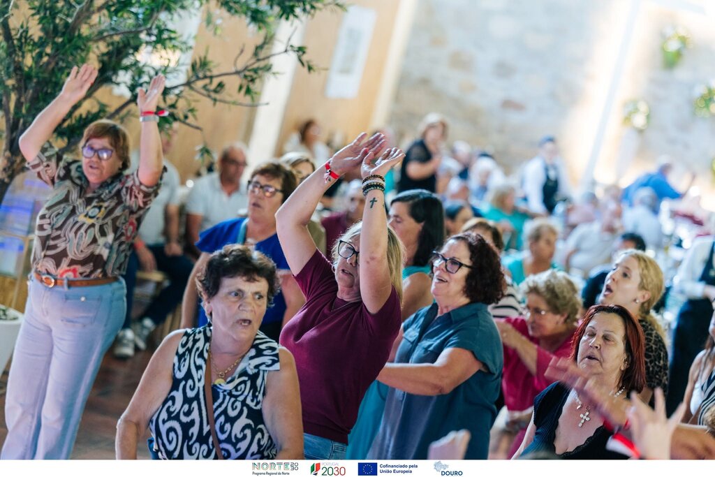 Pessoas a dançar nas Jornadas de convívio e inclusão sénior