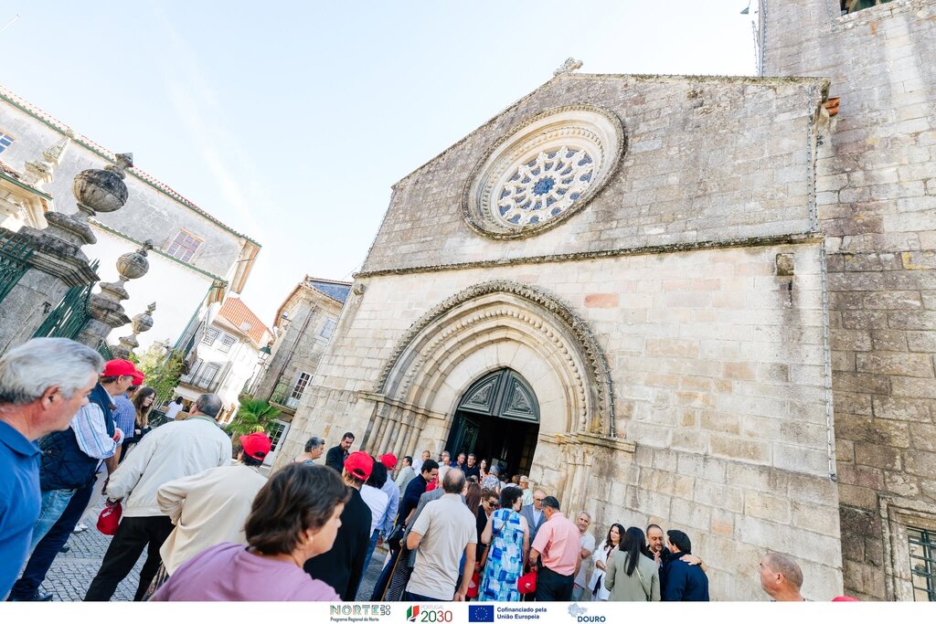 Pessoas a entrar na igreja das Jornadas de convívio e inclusão sénior
