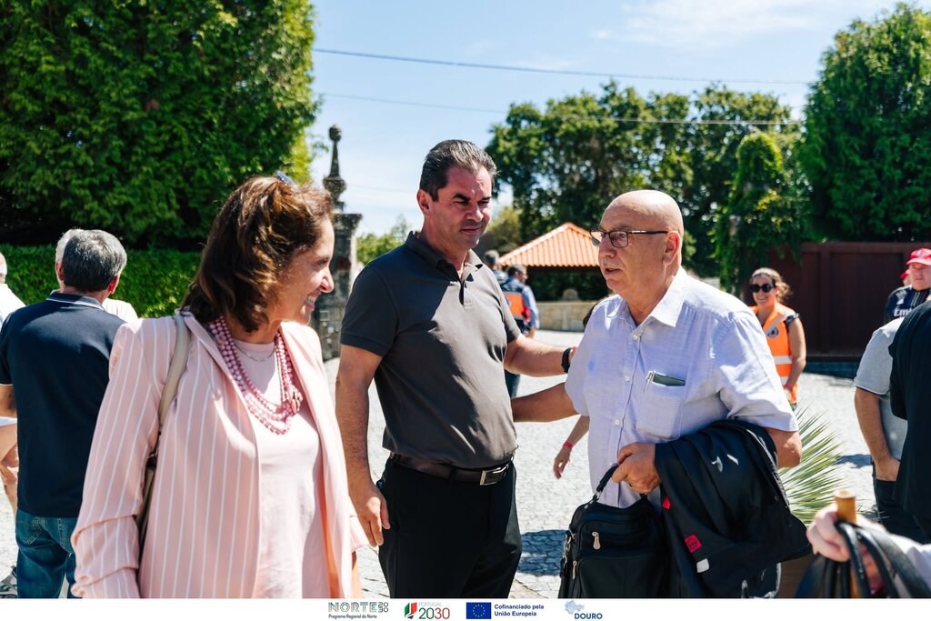 Presidente da Câmara e a Vereadora Rita Meireles a falar com um idoso