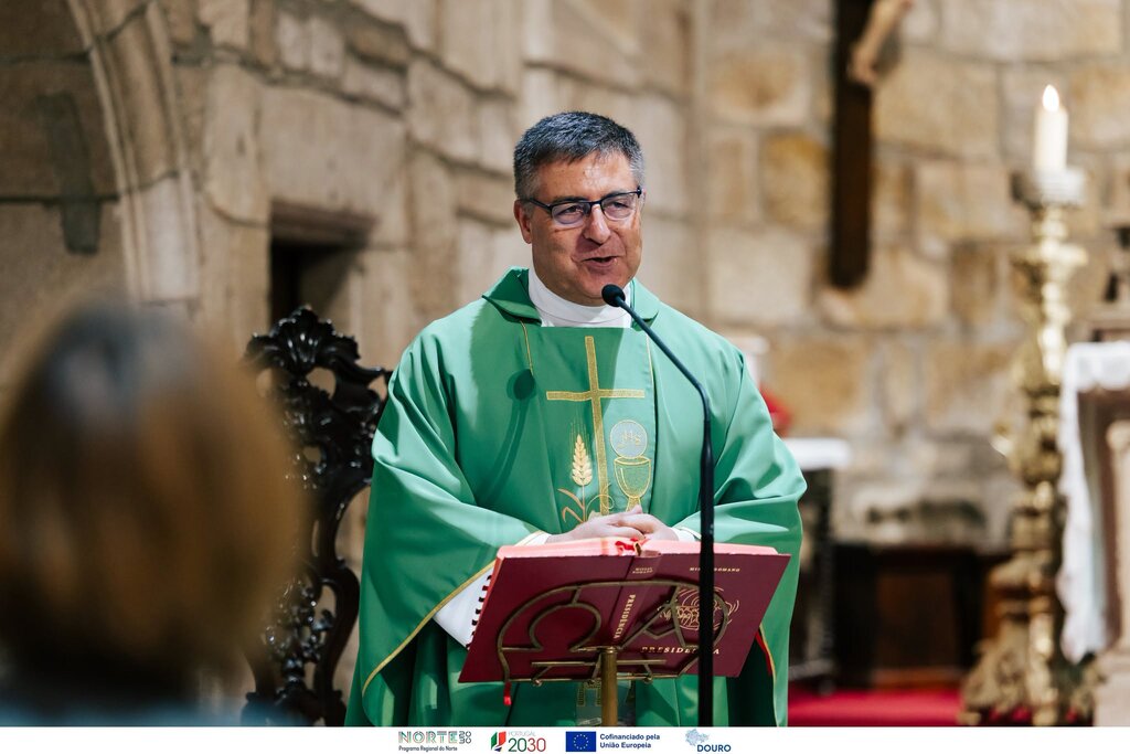 Padre a rezar a missa