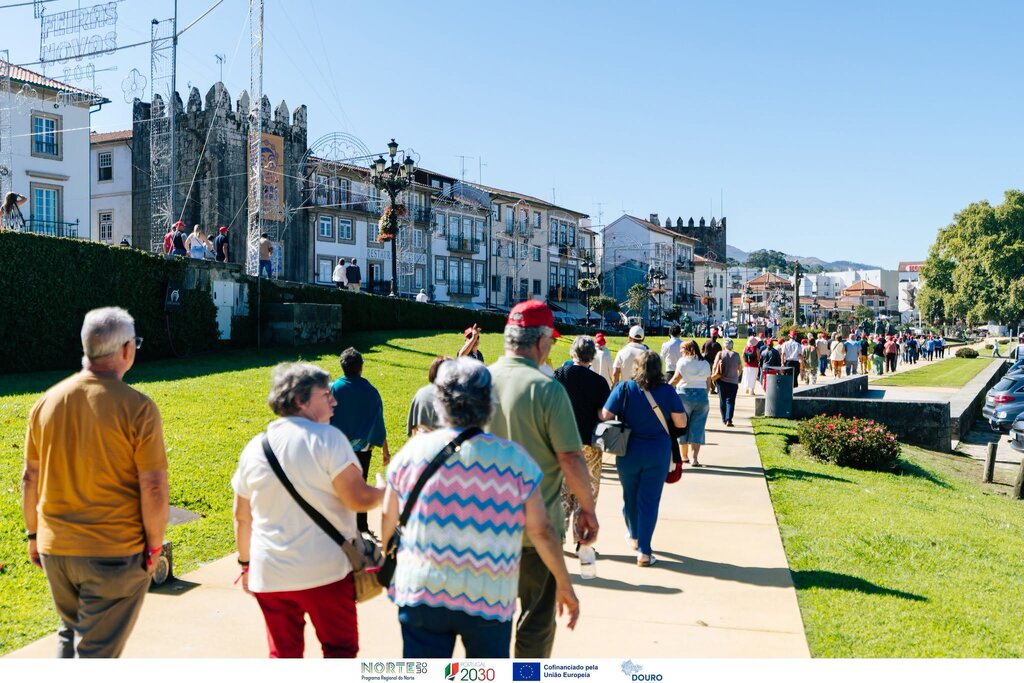 Pessoas a caminhar em Ponte de Lima