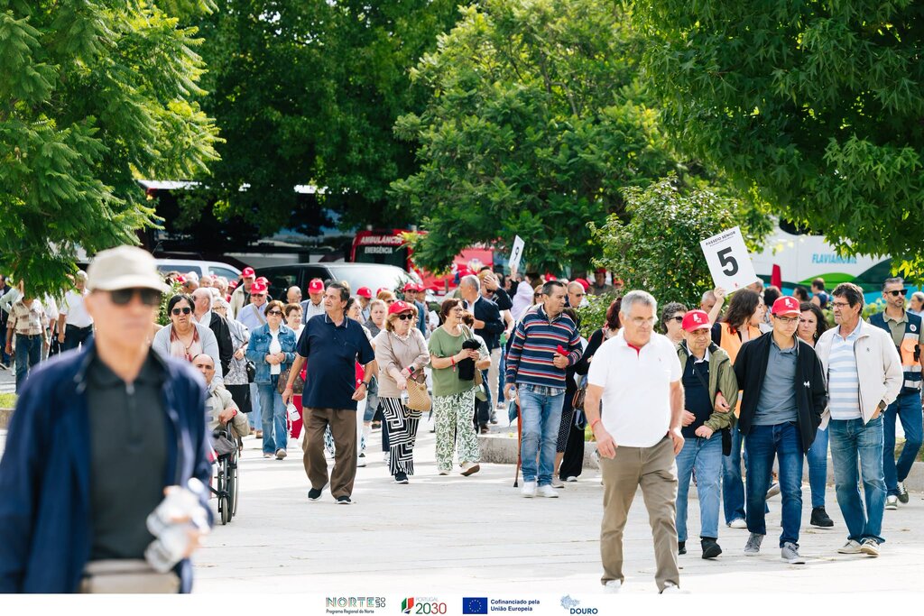 Pessoas a caminhar nas Jornadas de convívio e inclusão sénior