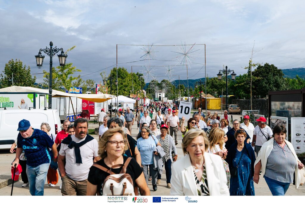 Pessoas a caminhar nas Jornadas de convívio e inclusão sénior